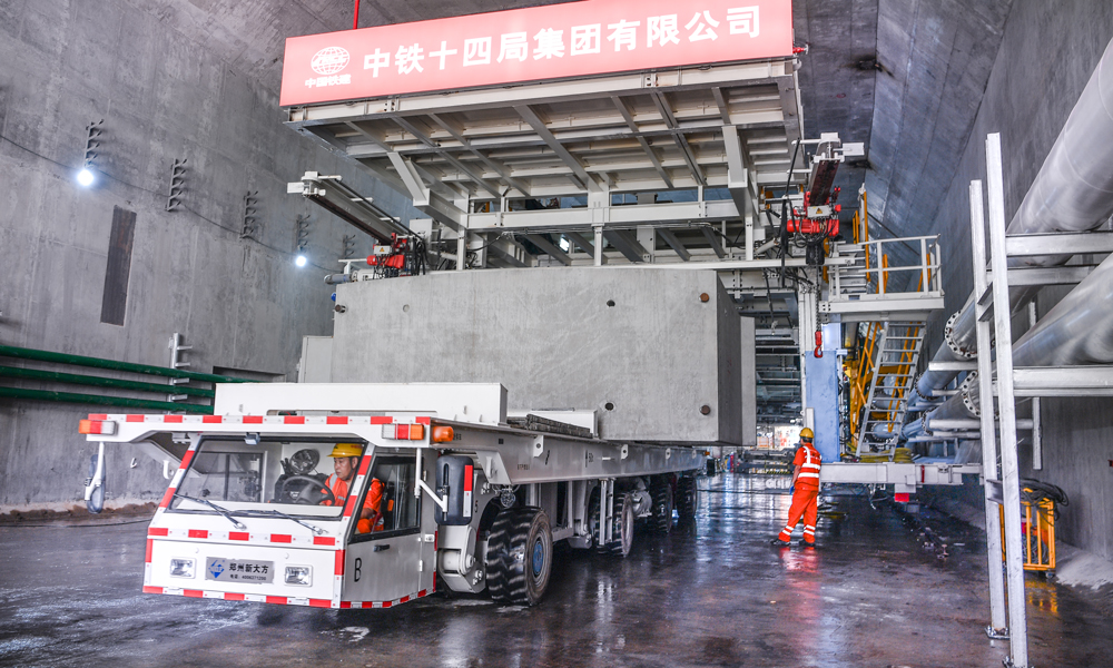 據(jù)了解，廈金大橋（廈門段）線路建成通車后，將成為廈門本島聯(lián)系廈門翔安國際機場最便捷的通道。圖為施工人員運輸隧道中部箱涵。