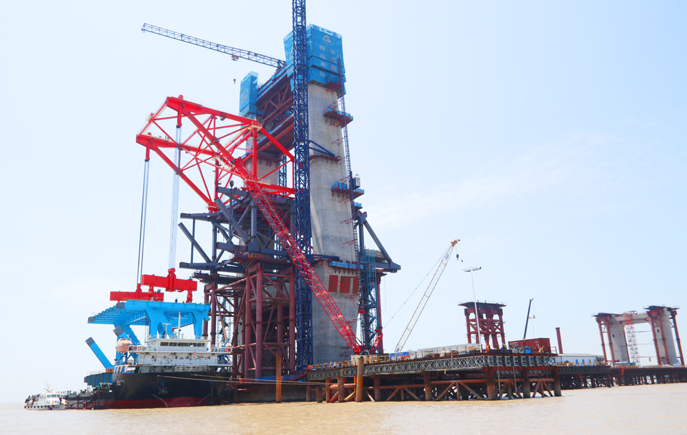 近日，中國中鐵旗下中鐵大橋局承建的滬渝蓉高鐵崇啟公鐵長江大橋主通航孔橋首吊鋼梁架設完成。崇啟公鐵長江大橋主通航孔橋為雙塔雙索面鋼桁結合梁斜拉橋，主跨400米，孔跨布置總長992米，是世界最大跨度雙塔雙索面公鐵兩用無砟軌道斜拉橋。主通航孔鋼桁梁共有80個節間，包含不同類型的節間分布及拼裝方式，總重量為36335噸。此次架設為上海側首吊A01A02節段，首吊總重891.8噸。橋面總寬37.2米。