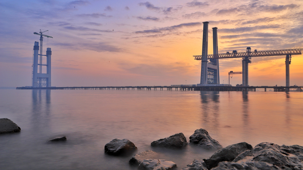江蘇張靖皋長江大橋，貫通蘇州張家港市、泰州靖江市和南通如皋市。大橋跨江段全長7.9公里，包括兩座航道橋，其中南航道橋跨度2300米。