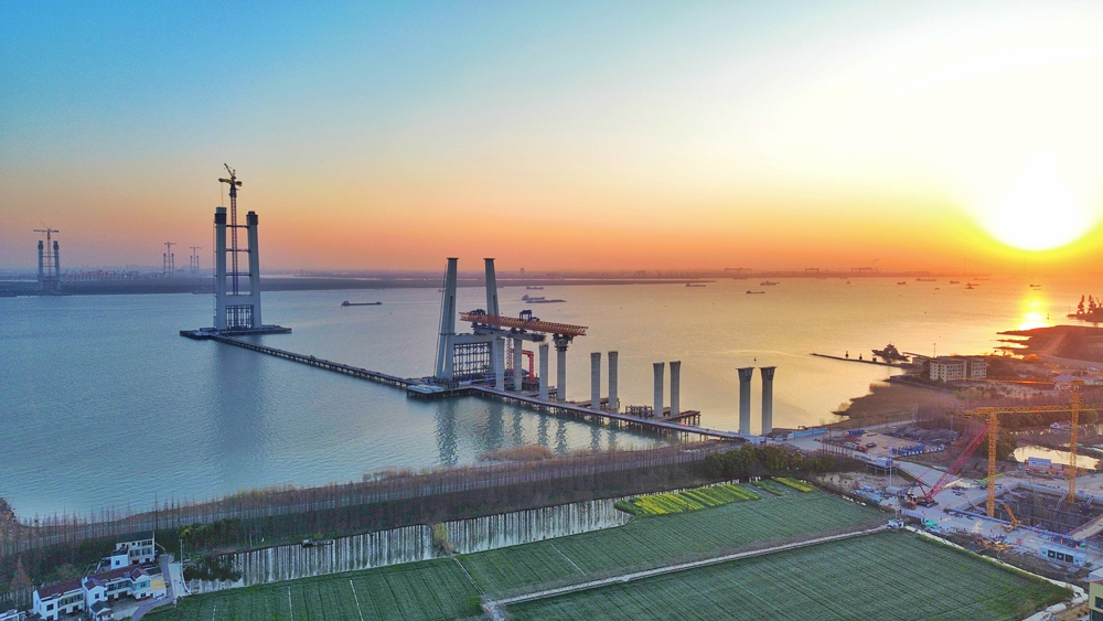 張靖皋長江大橋建成后，將有效提升蘇州、泰州和南通三地間的通行效率，對支撐長三角區域一體化戰略具有重要意義。