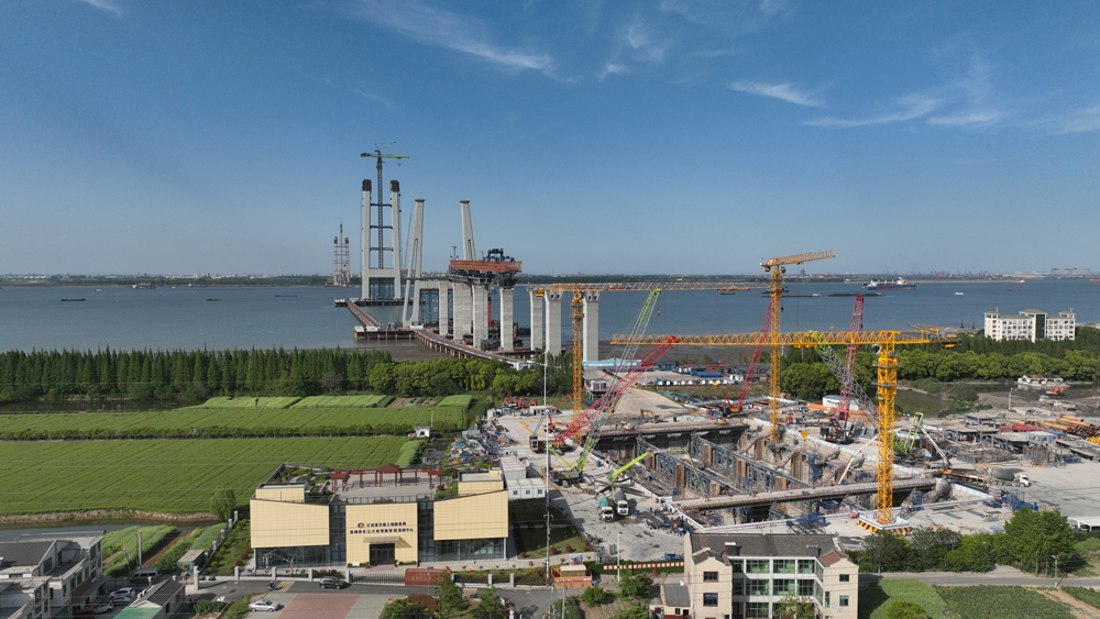 近日拍攝的張靖皋長江大橋建設現場。