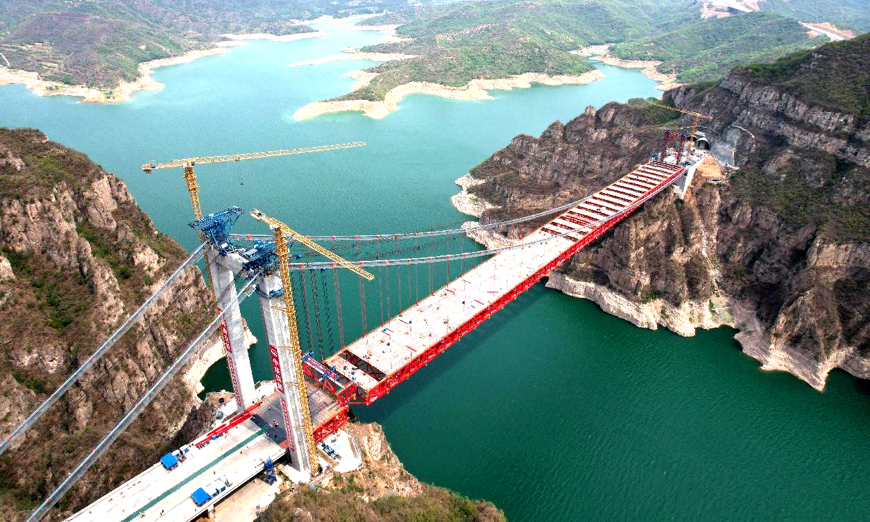 近日，中國中鐵旗下中鐵四局承建的世界首座獨塔單跨地錨式回轉纜懸索橋——濟新黃河大橋鋼桁梁全部吊裝完成。