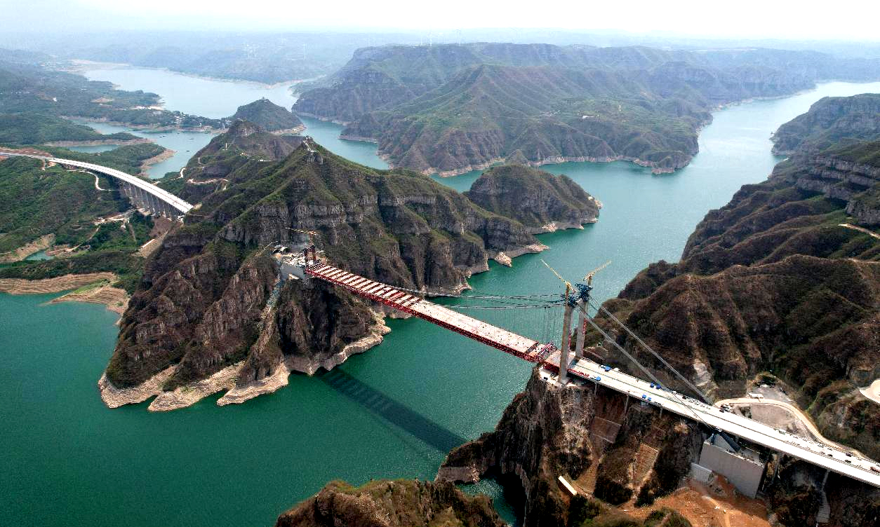 濟新黃河大橋主跨長555米，塔高109米，按雙向六車道高速公路標準建造，設計時速100公里。大橋橋面由鋼桁梁組成，共34個節段，寬37.4米，總重約1.02萬噸。此次吊裝的最后節段鋼桁梁長11.2米，桁高7.5米，重約100噸。