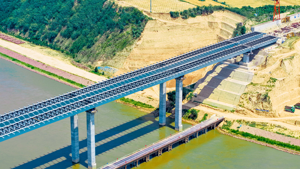 焦平高速焦滎段黃河特大橋總長約10.14公里，主要由主橋、南水北調橋、西霞院干渠橋、跨老蟒河橋等組成，雙向六車道，設計時速120公里。