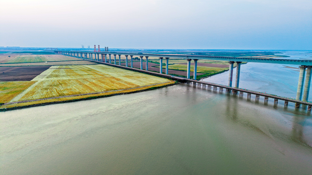 焦平高速是河南省“十四五”綜合交通規劃重點項目，全長約160公里，串聯鄭州、許昌、漯河等多座城市。全線建成通車后，豫北至豫南車程將縮短1.5小時，顯著提升黃河南北兩岸物流效率，強化鄭州都市圈輻射帶動作用，對促進沿線文旅資源開發、產業升級、區域經濟發展具有重要意義。