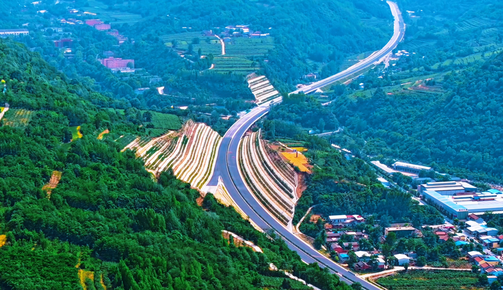 施工中，建設團隊深入開展秦嶺山地復雜環境下長大隧道施工技術攻關，動態優化施工方案，創新運用化學漿液快速注漿堵水加固等技術，成功穿越了多個斷層破碎帶。通過采用超前鉆探、地質雷達等超前地質預報方式，確保洞內施工安全。圖為眉太高速公路遠景航拍。