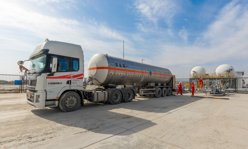 在新疆油田生產現場，科研團隊充分利用大數據分析技術，對開發方案進行精準調整?；鶎影嘟M操作人員輪流值守，時刻關注著老井的運行情況，確保其正常運轉，同時加快新井的投產進度。后勤保障部門則加大物資調配和設備維護的力度，保證生產鏈條高效運行。各個環節緊密相連、環環相扣，形成了一股強大的合力，推動著油氣生產不斷“換擋提速”，單日油氣產量穩步提升。圖為在新疆油田八區530井區二氧化碳混相驅先導試驗站二氧化碳儲罐區，工作人員嚴密監控儲罐氣體注入情況。