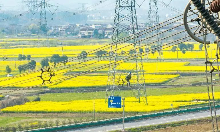 國家電網安徽省電力有限公司工作人員檢修±800千伏復奉線安徽段。