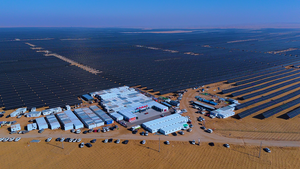 近日，在中國華能庫布齊新能源基地先導工程一期光伏項目現場，建設人員在做并網前的準備工作。中國華能庫布齊新能源基地位于內蒙古鄂爾多斯杭錦旗，是國家“沙戈荒”基地重點項目。項目規劃總裝機容量1600萬千瓦，包括風電400萬千瓦，光伏800萬千瓦，配套支撐性煤電400萬千瓦，同步配置儲能和生態治理等項目。項目全面建成后，預計每年可提供清潔電能約274億千瓦時，節約標準煤約862萬噸，減排二氧化碳約2324萬噸，生態環保效益顯著。
