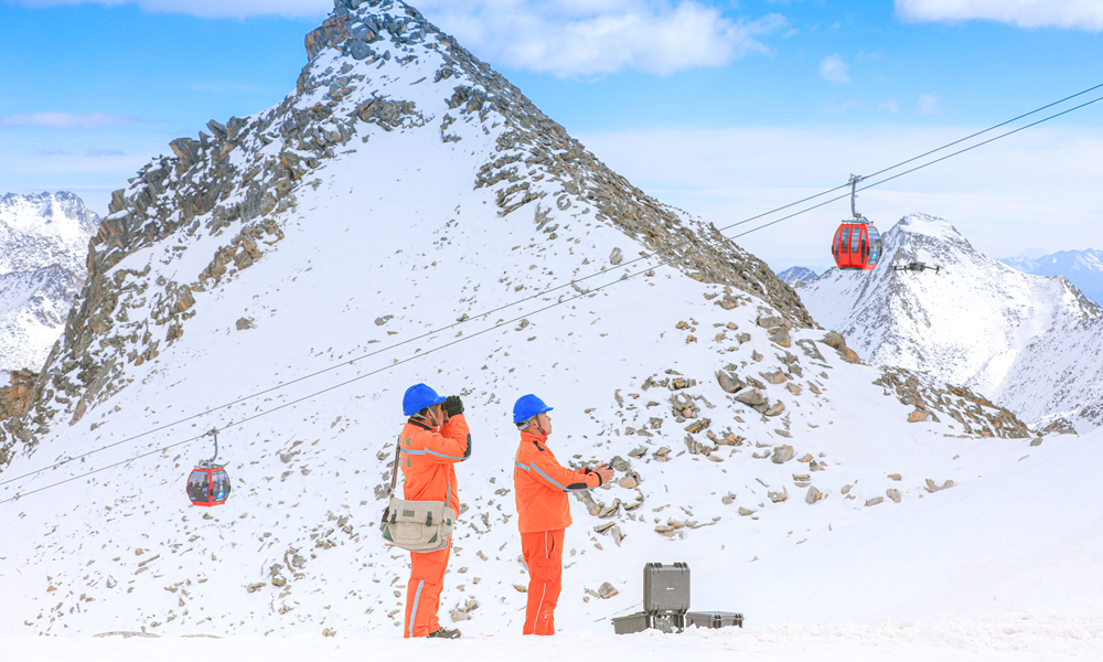 國家電網四川阿壩供電公司工作人員在達古冰川景區對線路設備開展安全用電檢查。