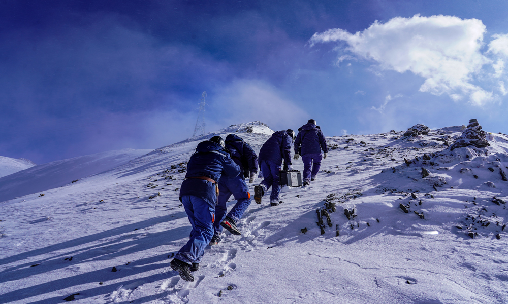 國家電網青海西寧供電公司工作人員雪后在達坂山開展110千伏達朔線特巡。