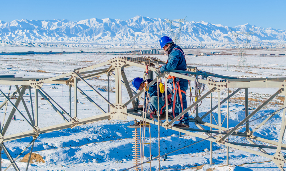 國家電網甘肅張掖供電公司工作人員更換330千伏線路老化絕緣子。
