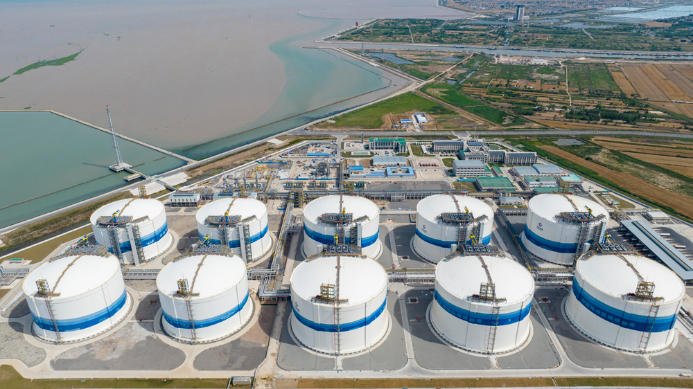 近日，國(guó)內(nèi)規(guī)模最大LNG（液化天然氣）儲(chǔ)備基地——中國(guó)海油鹽城“綠能港”的10號(hào)LNG儲(chǔ)罐完成預(yù)冷并順利進(jìn)液，標(biāo)志著中國(guó)海油首座自主研發(fā)、自主設(shè)計(jì)、自主建造的全球單罐容量最大的27萬(wàn)立方米LNG儲(chǔ)罐一次性投用成功。