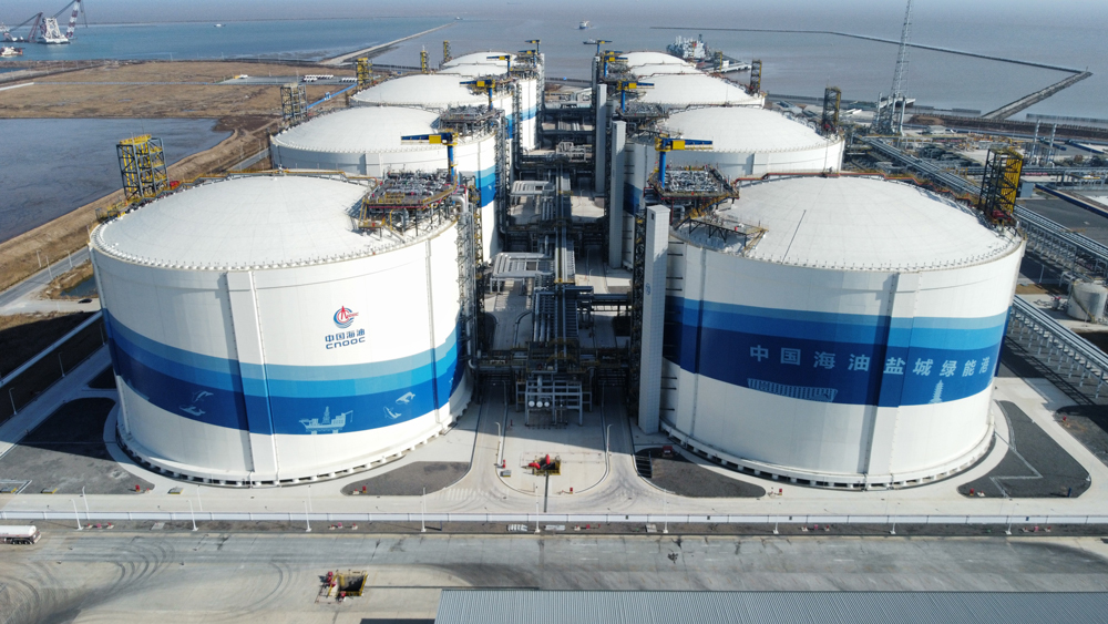 本次作業(yè)驗(yàn)證了儲(chǔ)罐各項(xiàng)關(guān)鍵技術(shù)指標(biāo)的安全可靠性，為國(guó)內(nèi)27萬(wàn)立方米LNG儲(chǔ)罐工程化應(yīng)用提供了良好借鑒，表明我國(guó)超大容積LNG儲(chǔ)罐設(shè)計(jì)及建造技術(shù)達(dá)到世界領(lǐng)先水平。27萬(wàn)立方米LNG儲(chǔ)罐采用了中國(guó)海油具有自主知識(shí)產(chǎn)權(quán)的核心技術(shù)，直徑超100米，高約65米，可同時(shí)疊放3架C919大飛機(jī)，容積相當(dāng)于614個(gè)標(biāo)準(zhǔn)游泳池，可儲(chǔ)存11.9萬(wàn)噸LNG，將為國(guó)家能源安全和區(qū)域能源保供提供新動(dòng)能、新優(yōu)勢(shì)。