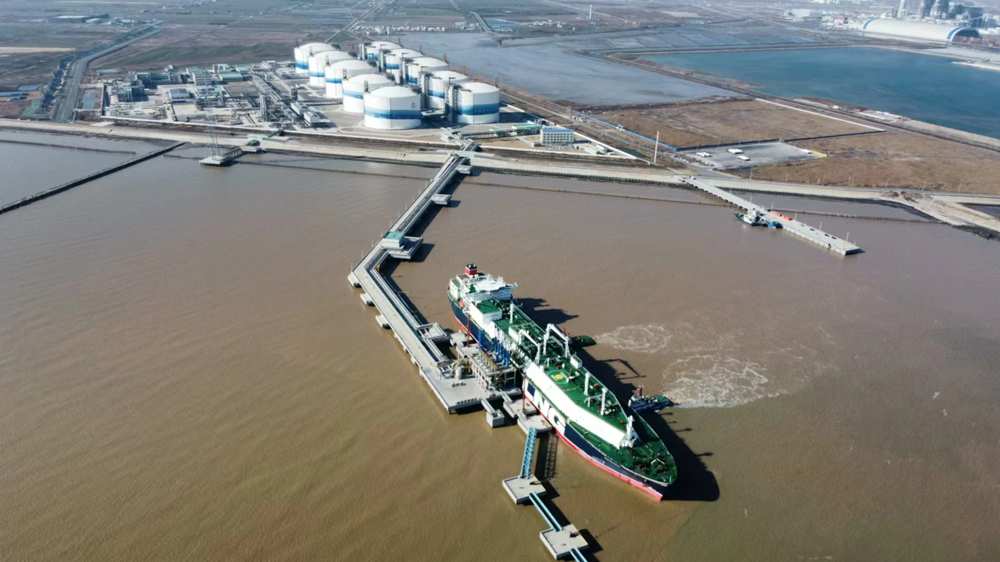 中國(guó)海油鹽城“綠能港”開(kāi)展接卸作業(yè)，為華東地區(qū)能源保供攢足底“氣”。