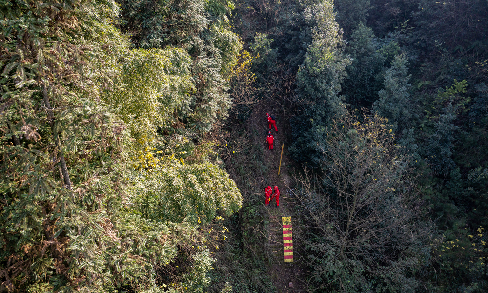 冬天的四川盆地，已進(jìn)入一年中最蕭瑟的時(shí)期。氣溫降低，隨之而來的是民生燃?xì)庑枨笸?。作為我?guó)西南地區(qū)最大的天然氣生產(chǎn)和供應(yīng)企業(yè)、中國(guó)石油唯一的天然氣全產(chǎn)業(yè)鏈地區(qū)公司，中國(guó)石油西南油氣田公司產(chǎn)供儲(chǔ)銷齊發(fā)力，為川渝地區(qū)2500余萬居民用戶，以及工業(yè)和公用事業(yè)用戶輸送優(yōu)質(zhì)天然氣。圖為相國(guó)寺儲(chǔ)氣庫集注站工作人員在大山深處進(jìn)行管道安全檢查。
