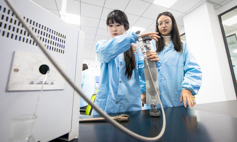 輸氣管理處計(jì)量監(jiān)督檢測(cè)站化驗(yàn)員通過色譜分析儀分析天然氣組成。檢測(cè)人員每季度要前往四川盆地120多個(gè)點(diǎn)位進(jìn)行取樣檢測(cè)，總行程超過5000公里。