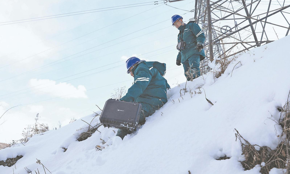 國家電網山東威海供電公司輸電運檢人員雪后特巡220千伏威鳳線。