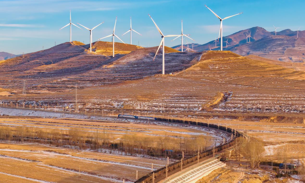 近日，我國多地氣溫降低，取暖用能大幅提升。國家能源集團包神鐵路瞄準資源獲取、通道運輸兩大能力提升精耕細作，裝車量、接發車數等多項運輸指標再創歷史新高，盡全力保障電煤供應。截至2月6日，包神鐵路全年貨運量累計已達2910.17萬噸，以實際行動彰顯了“能源運輸橋頭堡、蒙煤南下北大門”的使命與擔當。圖為一列滿載電煤的包神鐵路“2+0”單元萬噸列車飛速通過南坡底至神池南區間。