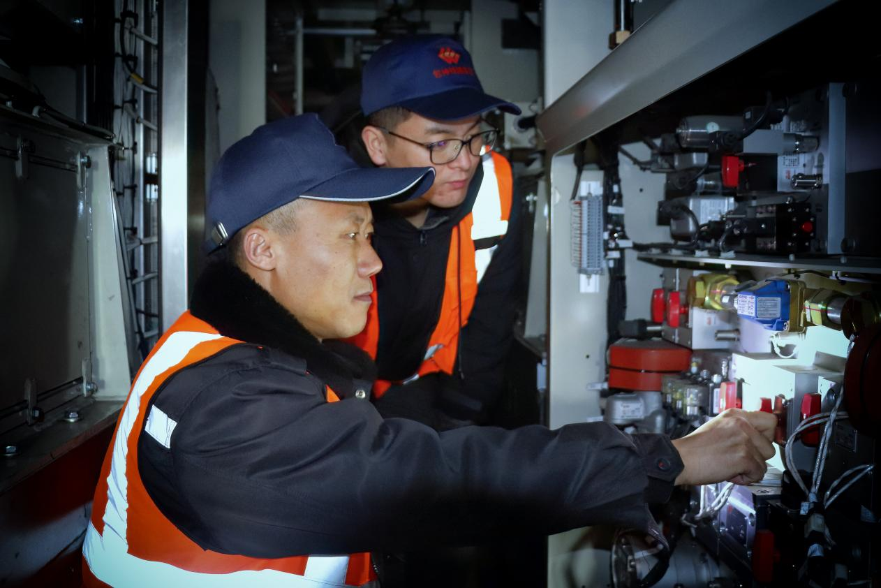 包神鐵路機務分公司機車乘務員對機車制動系統進行隱患排查，確保入庫機車空氣管路清潔無漏泄，各部件狀態良好。