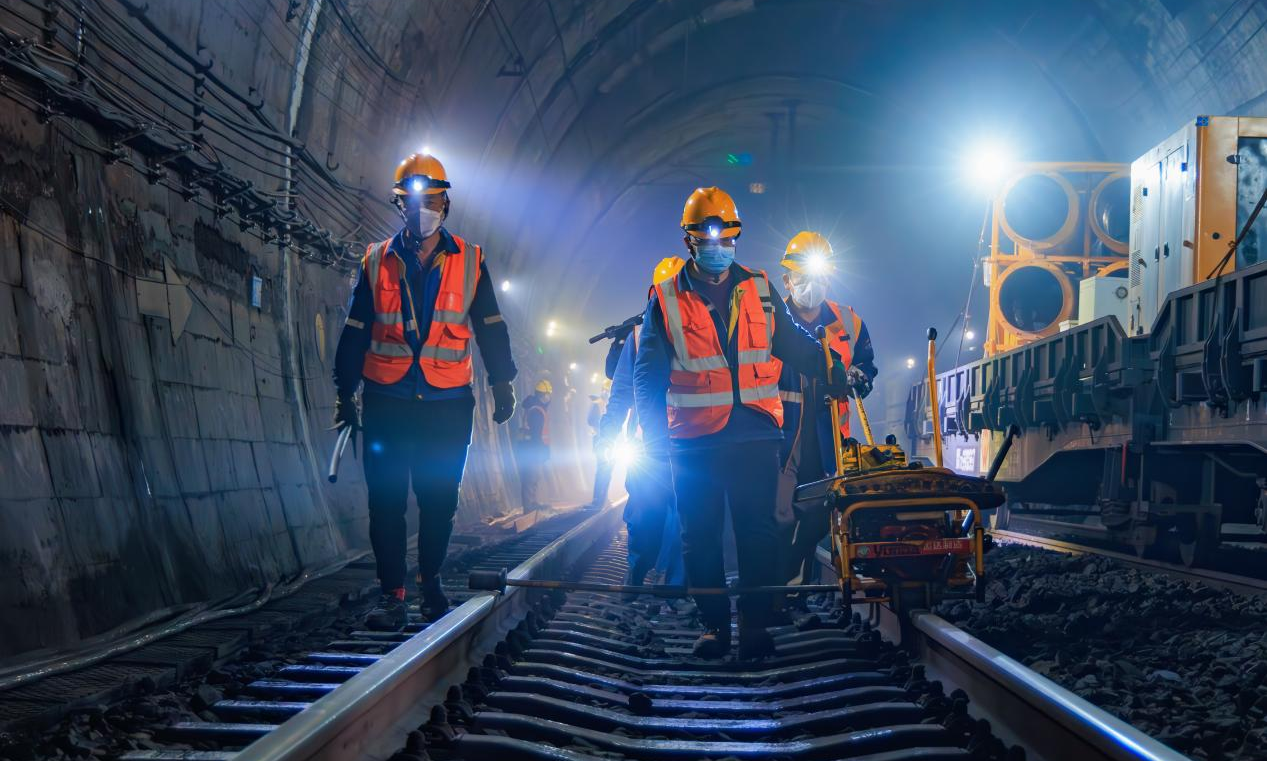 包神鐵路府谷站區職工在隧道內進行施工作業。