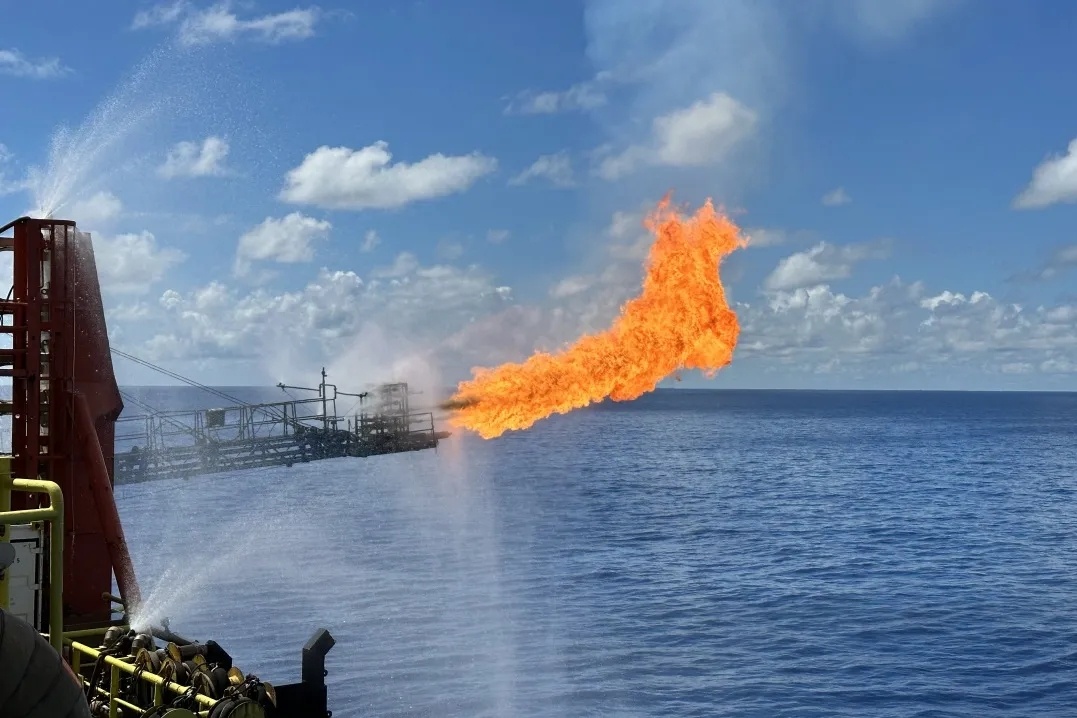 “南海八號”鉆井平臺在對開平南油田探井進行產(chǎn)量測試3.jpg