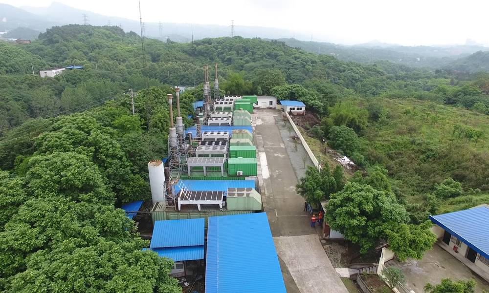 長生橋垃圾填埋場位于南岸區茶園新區長生橋鎮，占地約1037畝，主要接受重慶主城區5個區的生活垃圾，于2003年7月投入運行，2016年5月關停。高峰期日處理垃圾3000噸，現已填生活垃圾1043萬噸，接近庫容量。隨著重慶主城區面積的迅速擴大，長生橋垃圾填埋場的環境污染問題給周邊群眾的生產生活帶來較大影響，對其進行污染控制及治理建設迫在眉睫。圖為沼氣發電區。