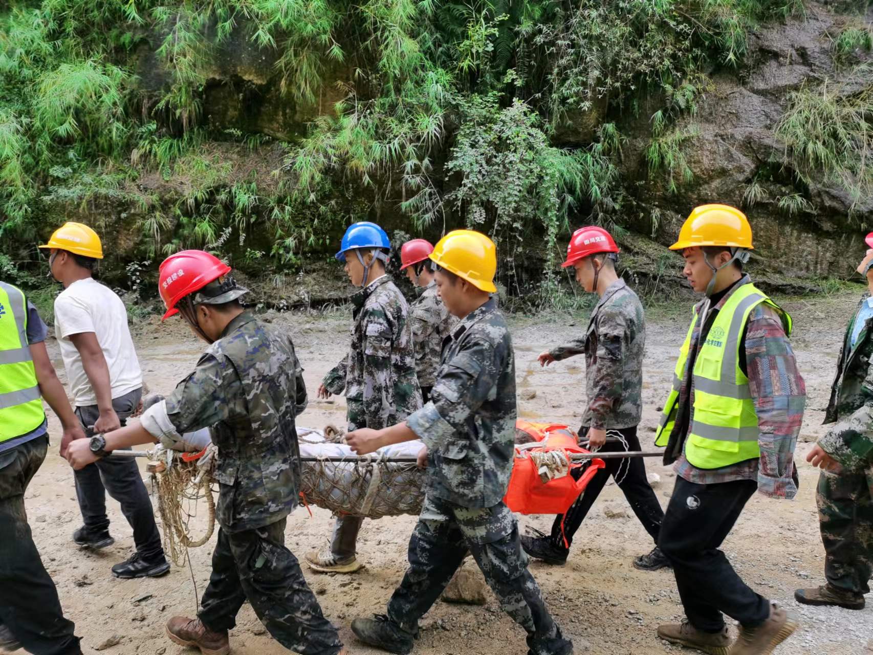 營救受傷村民.jpg 營救受傷村民.jpg