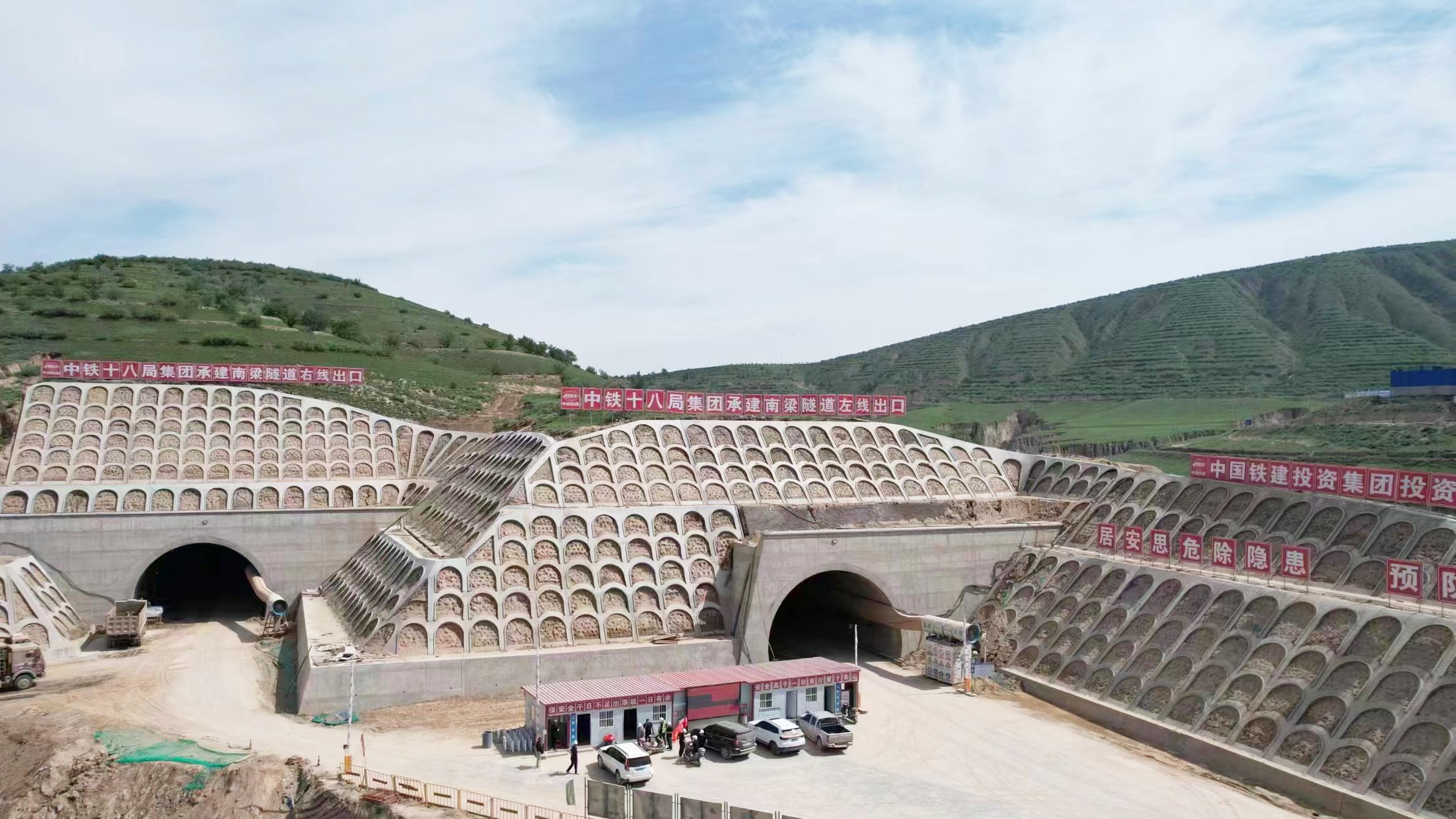 南梁隧道出口（權宗磊 攝）.jpg