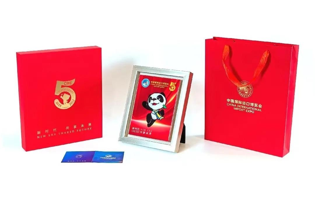 第五屆進博會外事禮品：《新時代 共享未來》瓷板畫.jpg