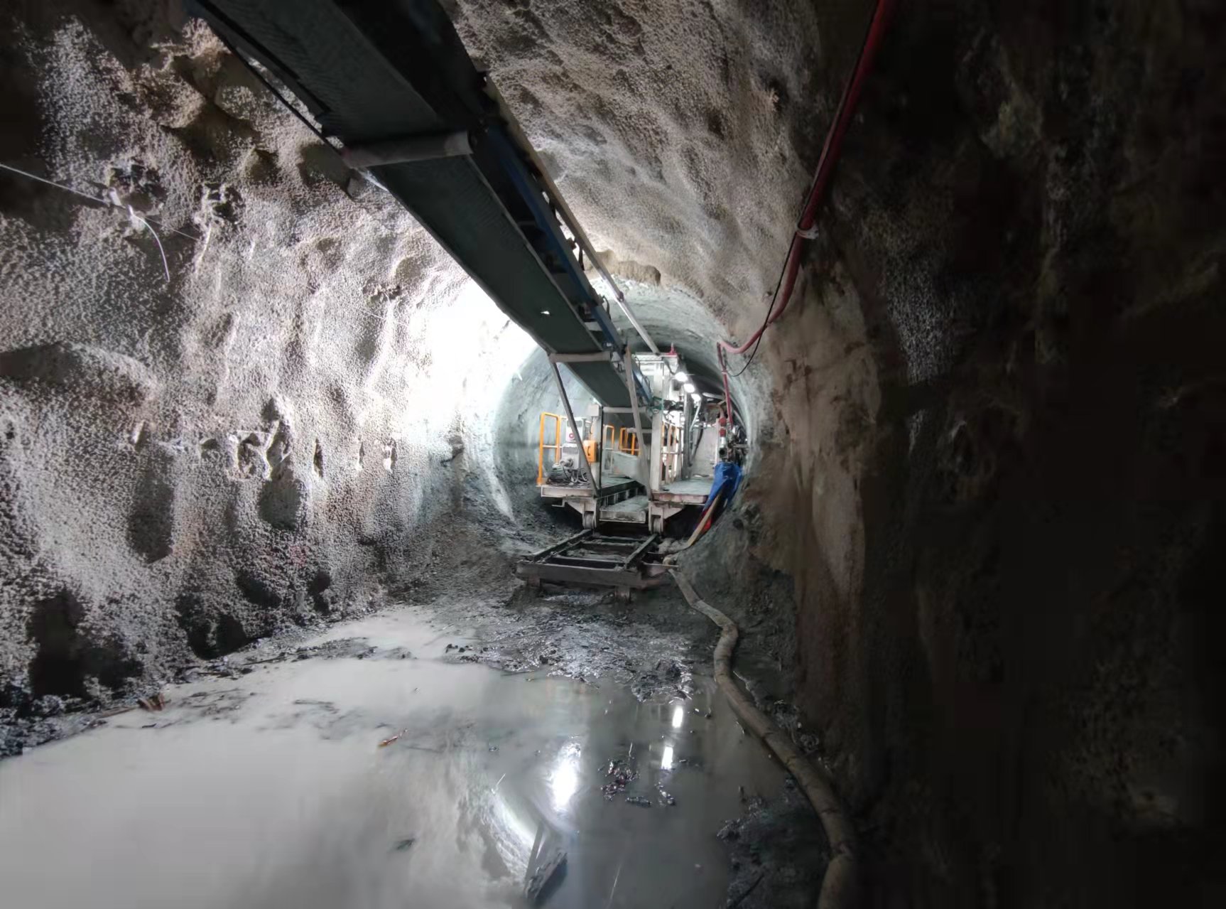 TBM洞內掘進現場.jpg TBM洞內掘進現場.jpg