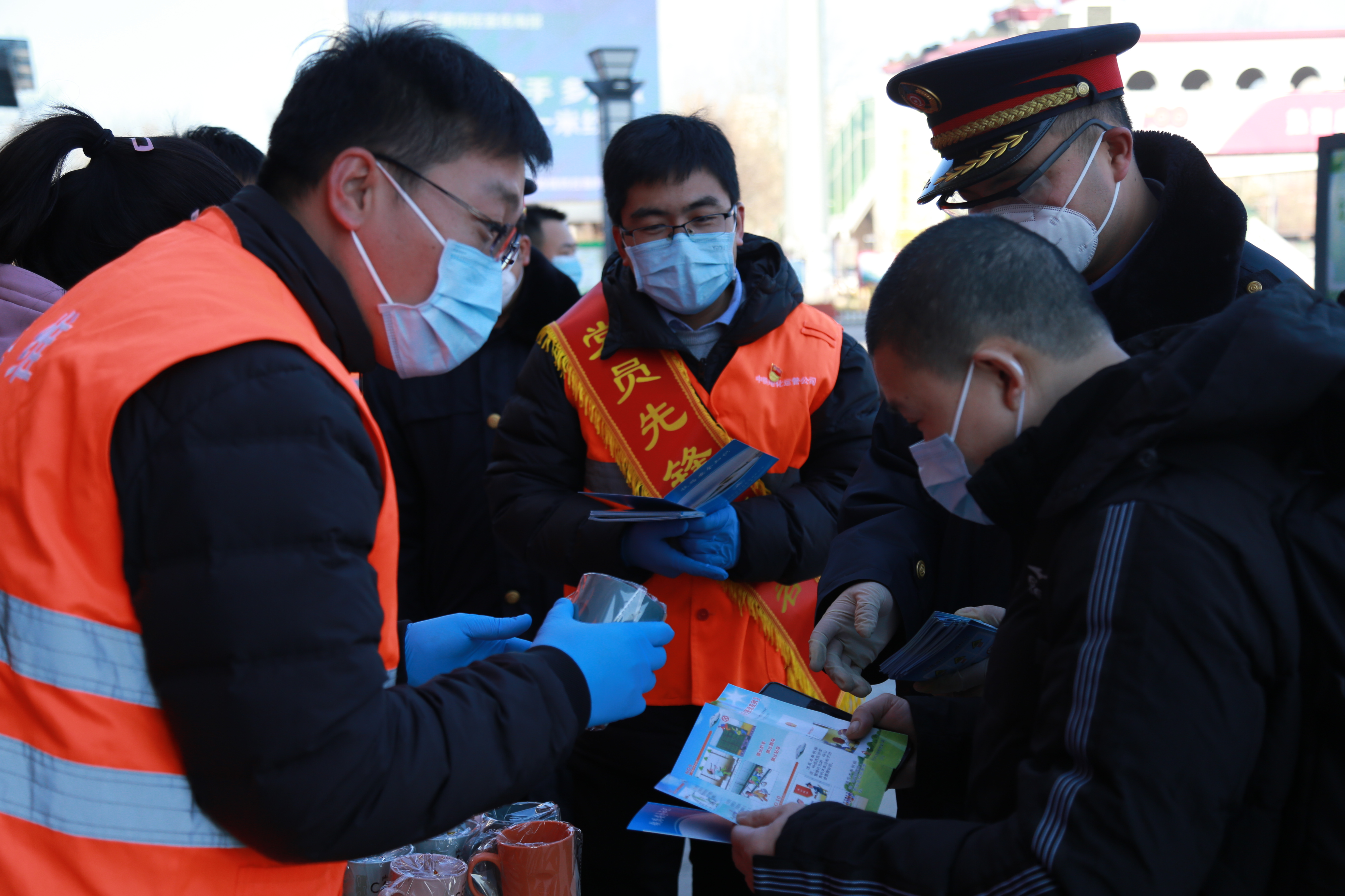 志愿者為來往旅客提供咨詢指引服務.jpg 志愿者為來往旅客提供咨詢指引服務.jpg