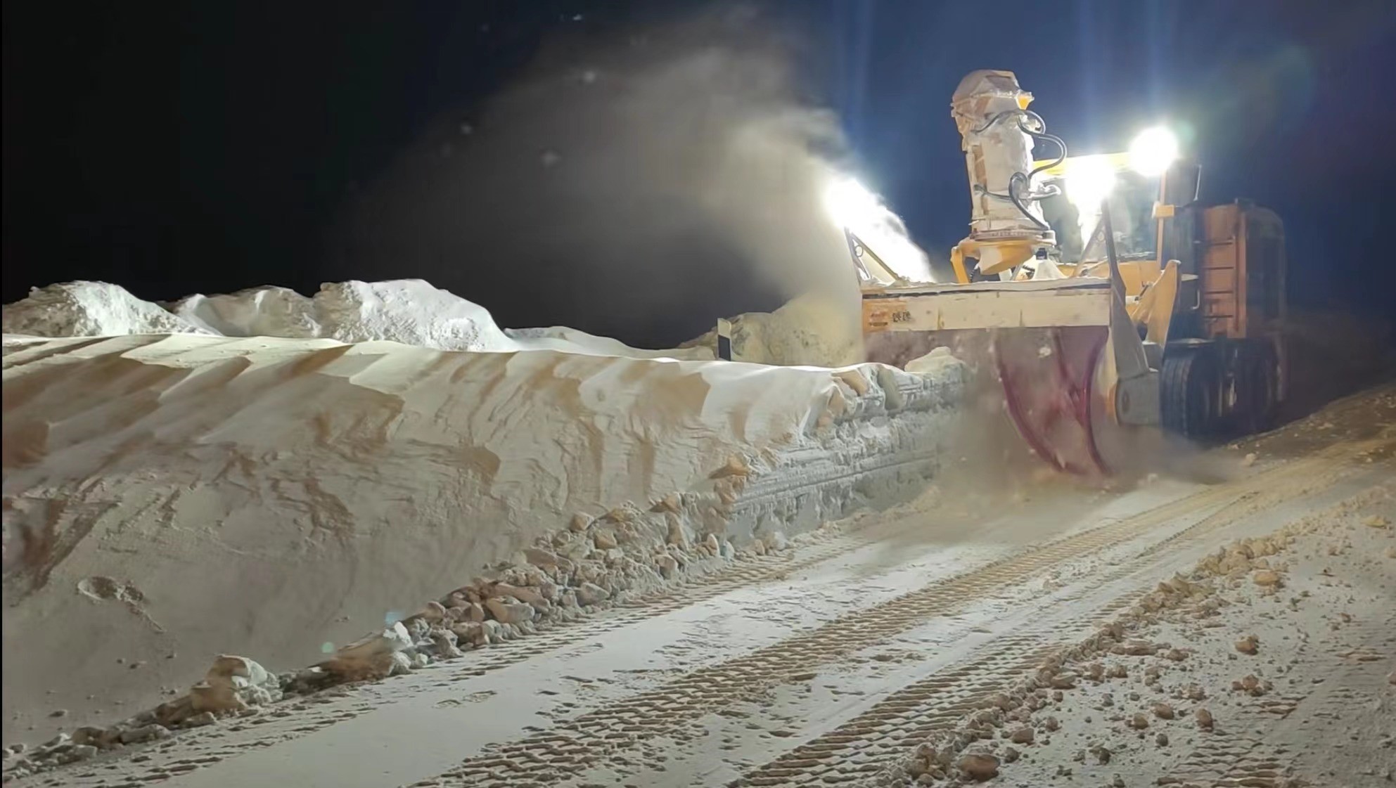 拋雪機夜間作業現場.jpg 拋雪機夜間作業現場.jpg