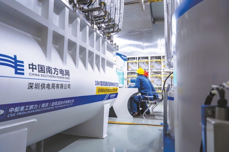 在超導電纜持續大負荷測試的過程中，測試人員需要對各項數據進行實時監測。圖為深圳供電局工作人員在記錄超導制冷系統的數據變化。 黃海鵬 攝.jpg