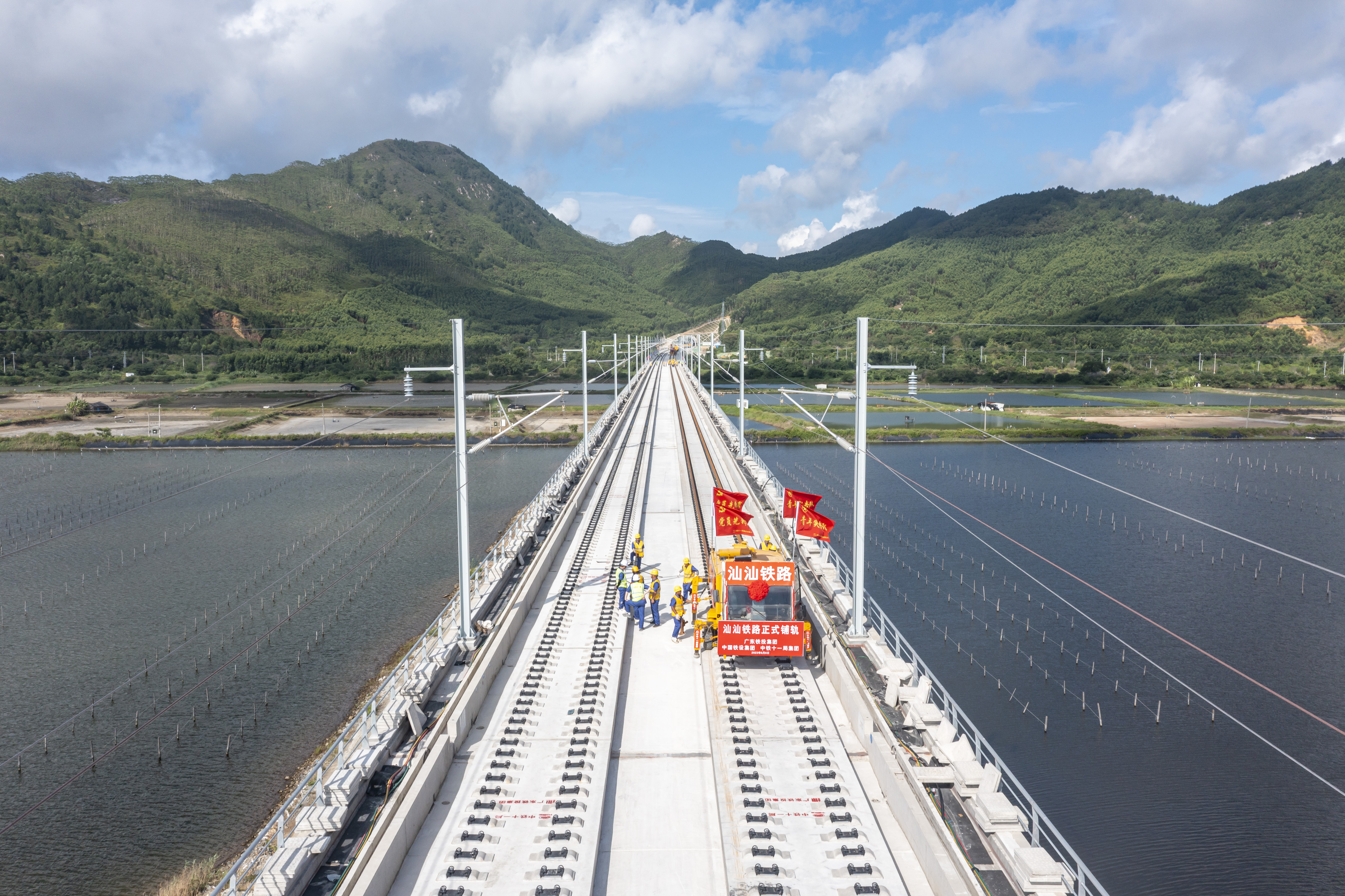 作業人員完成一對500米長鋼軌鋪設。劉連強 攝.jpg