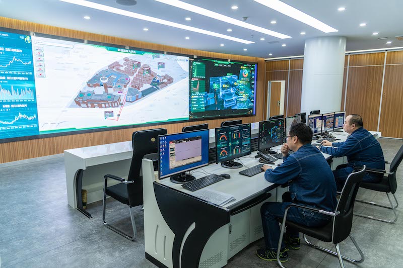 國網新疆烏魯木齊供電公司員工在“全業務數字化管控中心”遠程監測電網運行情況。.jpg