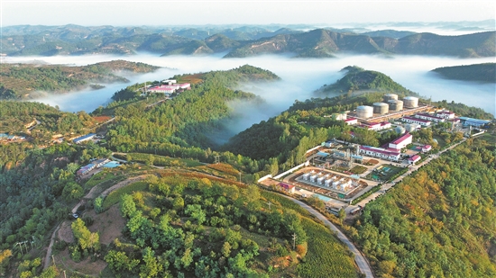 長慶油田牢記囑托，勇當保障國家能源安全的排頭兵。圖為長慶油田采油一廠伴生氣綜合利用大隊杏河集輸站鳥瞰。成錦 攝.jpg