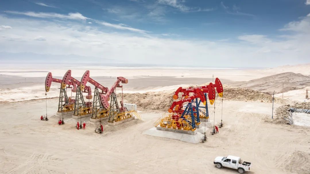 青海油田采油五廠英9-6井場員工奮力搶抓上產黃金季。呂殿杰 攝.jpg