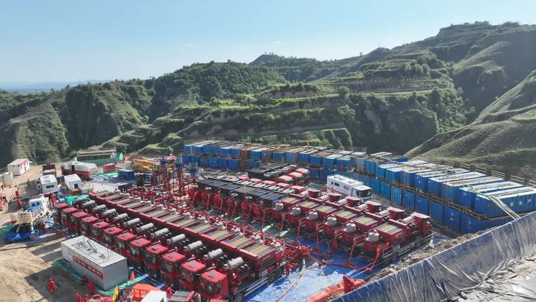 煤層氣公司在吉深11-7井臺實施壓裂作業。蔡沖 攝.jpg