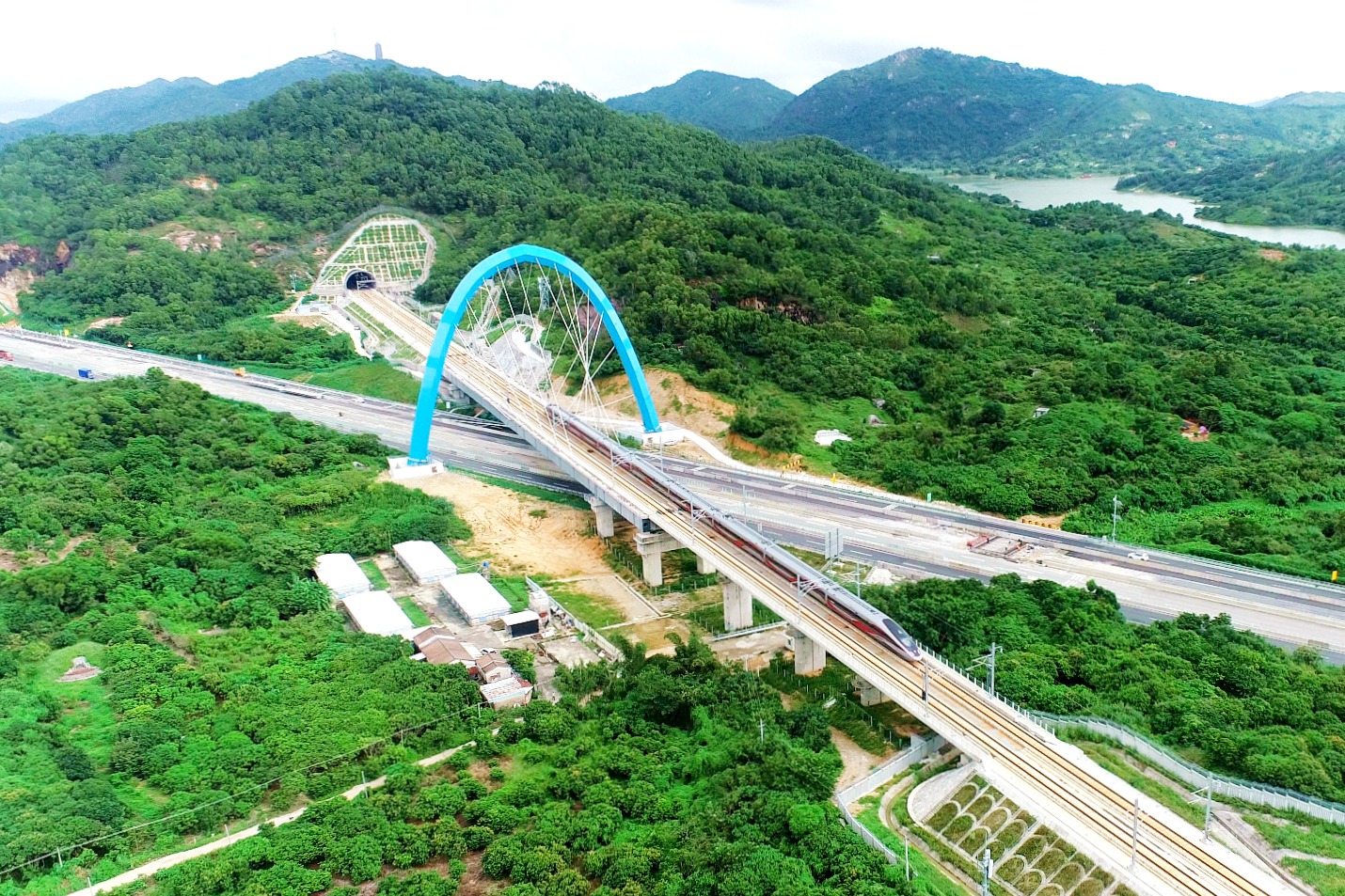 列車行駛在廣汕高鐵跨深汕西大橋上.jpg 列車行駛在廣汕高鐵跨深汕西大橋上.jpg