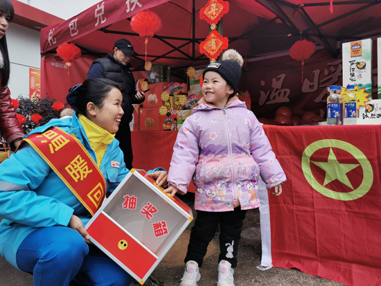 圖為員工與進站休息的小朋友進行抽獎互動。劉露秋 攝.jpg