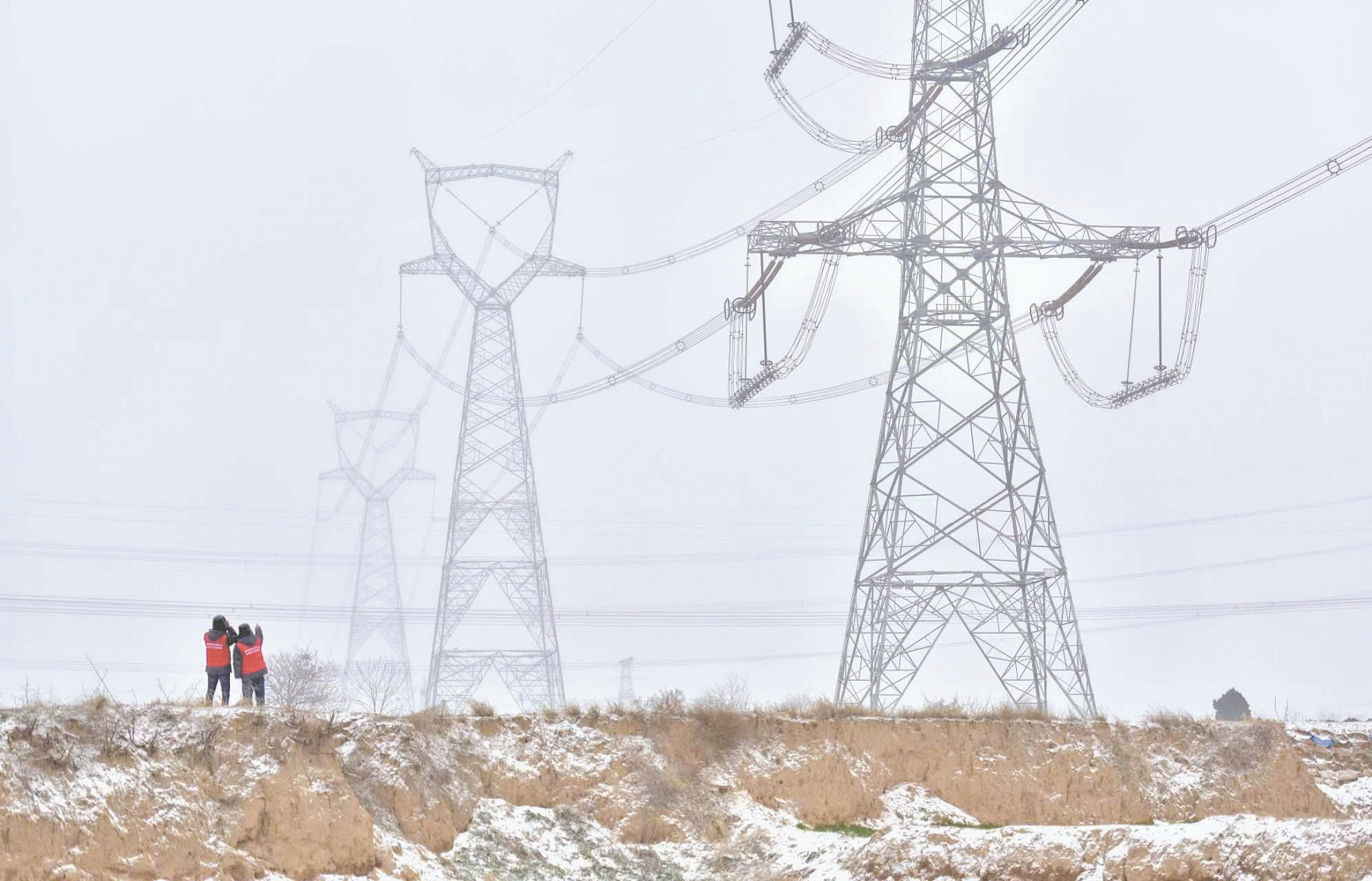 河南洛陽供電公司員工對長南荊1000千伏特高壓輸電線路進行特巡。.jpg