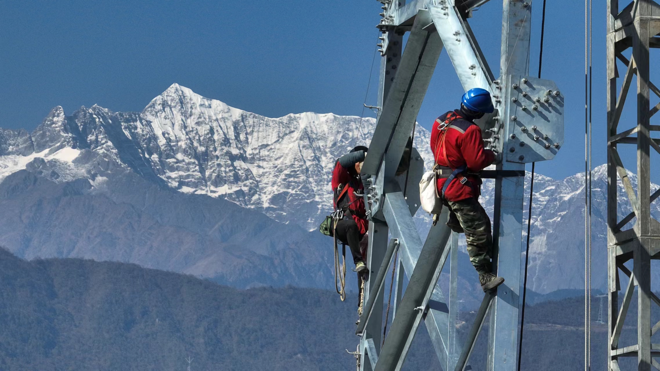國網四川送變電施工人員在金沙江上游一湖北特高壓直流輸電工程建設現場組裝塔材。.jpg