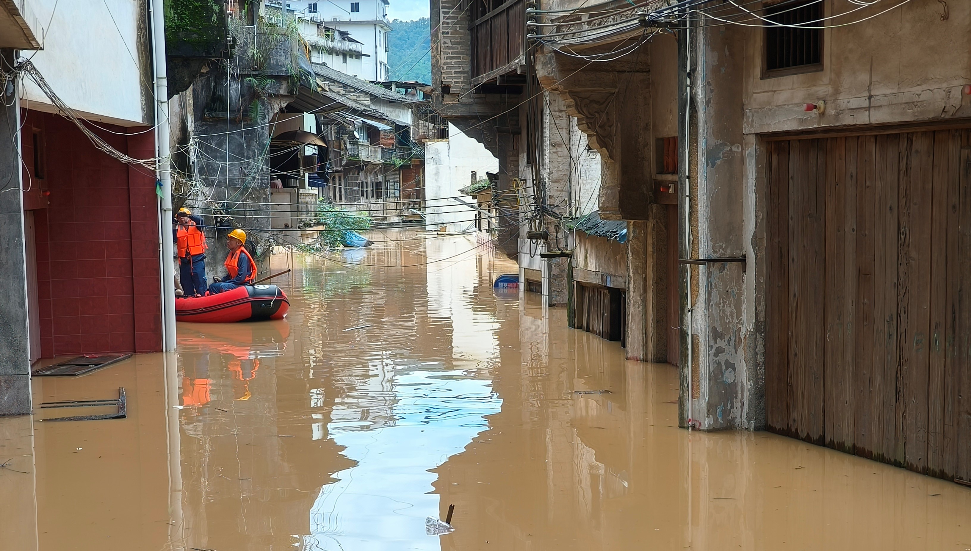 6月17日，南方電網廣東梅州大埔供電局大麻供電所員工乘船對水浸區域進行巡視。李旺 攝.jpg