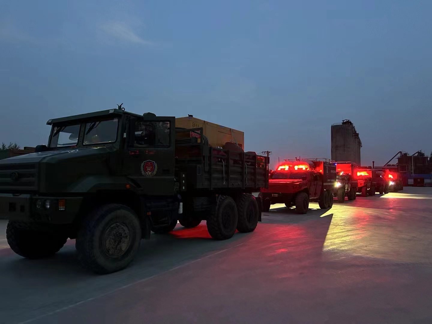 7月8日晚，新興際華隊車隊千里馳援排澇救災出征.jpg
