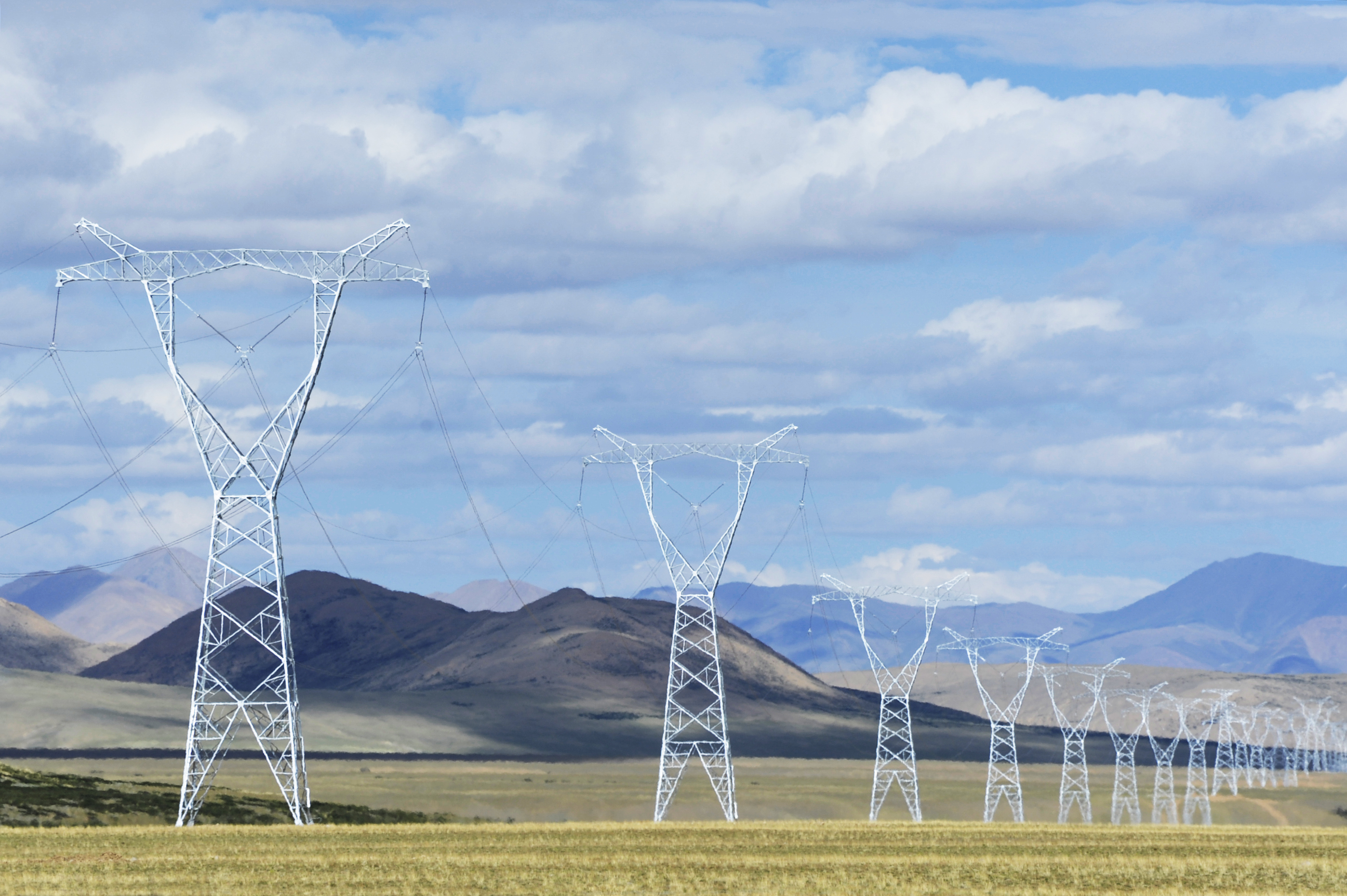 重慶公司-阿里與藏中電網聯網工程的線路走廊。張弛 攝.jpg