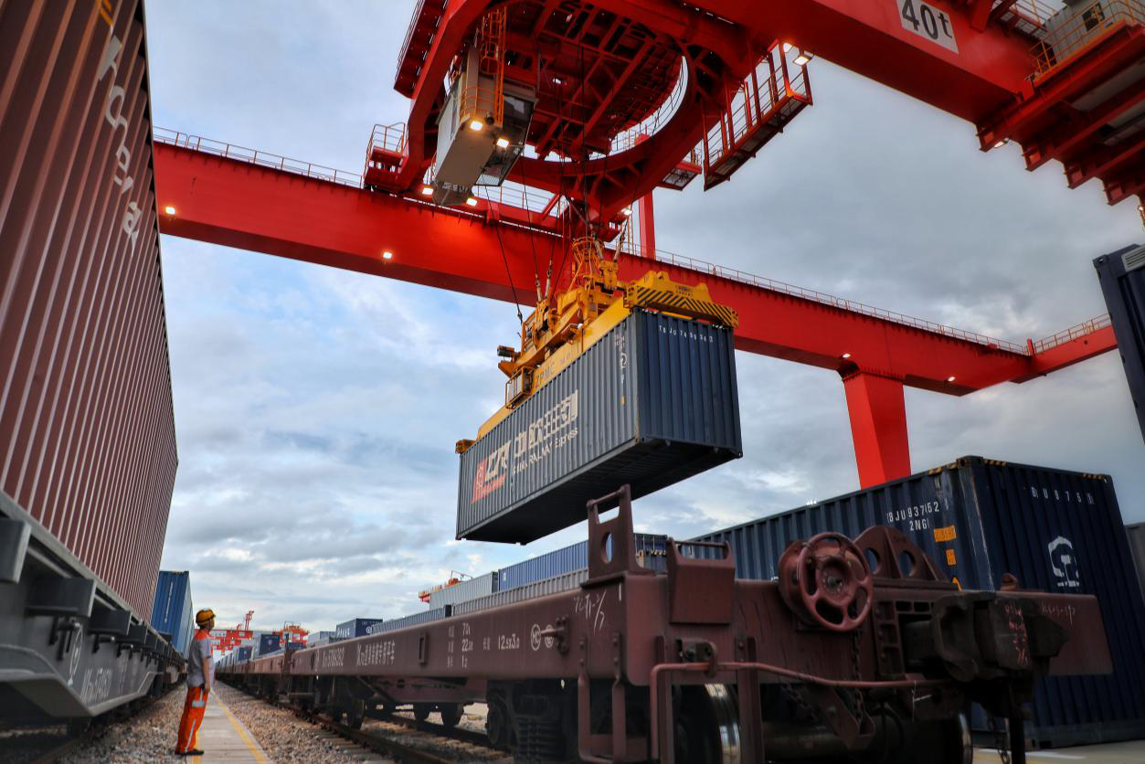 圖片2粵港澳大灣區首列“中吉烏”公鐵聯運國際班列裝載作業現場.png 圖片2粵港澳大灣區首列“中吉烏”公鐵聯運國際班列裝載作業現場.png