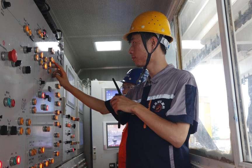 技術人員進行設備調試.jpg 技術人員進行設備調試.jpg