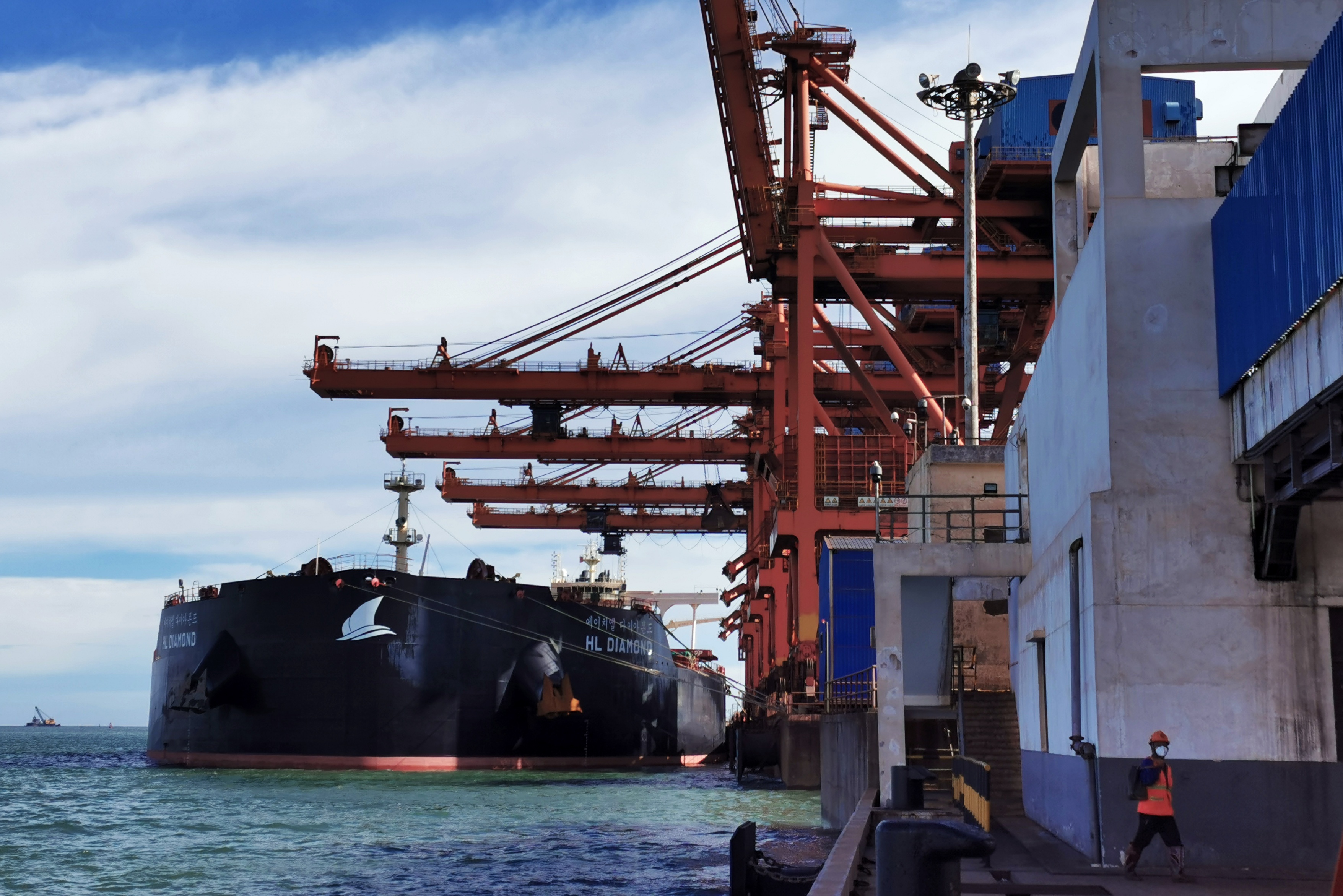 裝載著廣西供應鏈服務集團進口7.8萬噸鐵礦石的HL DIAMOND（鉆石號）貨輪，從巴西伊塔瓜伊碼頭出發，順利靠泊廣西防城港碼頭。.jpg