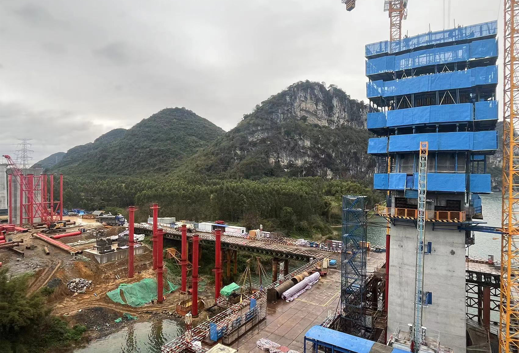 6.柳梧鐵路盤龍柳江特大橋主塔施工.jpg